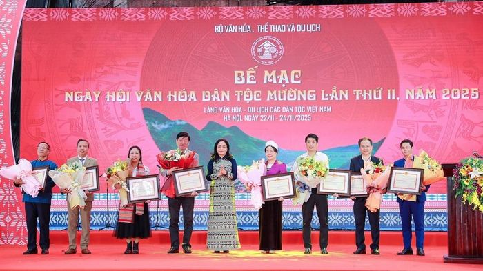 Bà Trịnh Thị Thủy, Thứ trưởng Bộ Văn hóa, Thể thao và Du lịch trao Bằng khen cho 8 tập thể có thành tích đóng góp Ngày hội Văn hóa dân tộc Mường lần thứ 2, năm 2025. Ảnh: Khánh Hòa - TTXVN