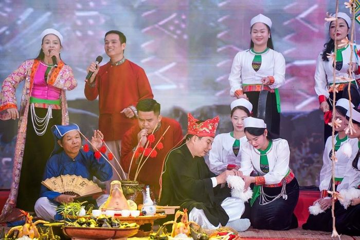 Trình diễn, giới thiệu trích đoạn Lễ xuống đồng của cộng đồng Mường tỉnh Phú Thọ. Ảnh: Khánh Hòa - TTXVN