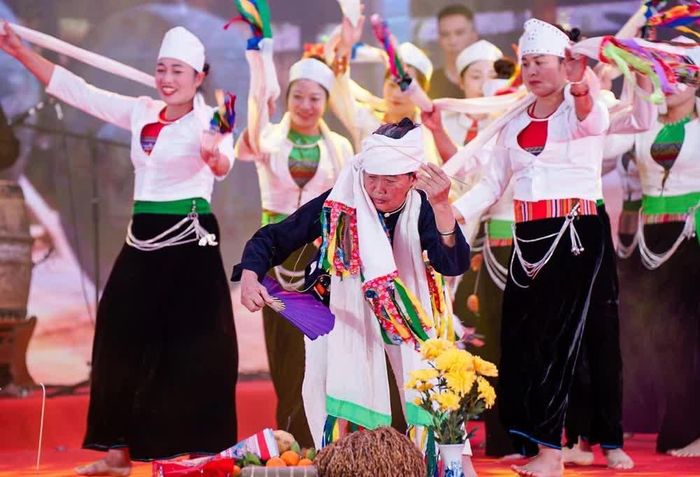 Trình diễn, giới thiệu trích đoạn Lễ hội ăn trường của cộng đồng Mường tỉnh Lào Cai. Ảnh: Khánh Hòa - TTXVN