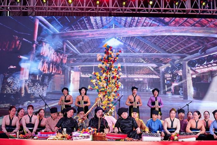Trình diễn, giới thiệu trích đoạn Nghi lễ Mợi cộng đồng dân tộc Mường tỉnh Sơn La. Ảnh: Khánh Hòa - TTXVN