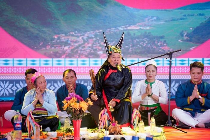 Trình diễn, giới thiệu trích đoạn Lễ xuống đồng của cộng đồng Mường Hà Nội. Ảnh: Khánh Hòa - TTXVN