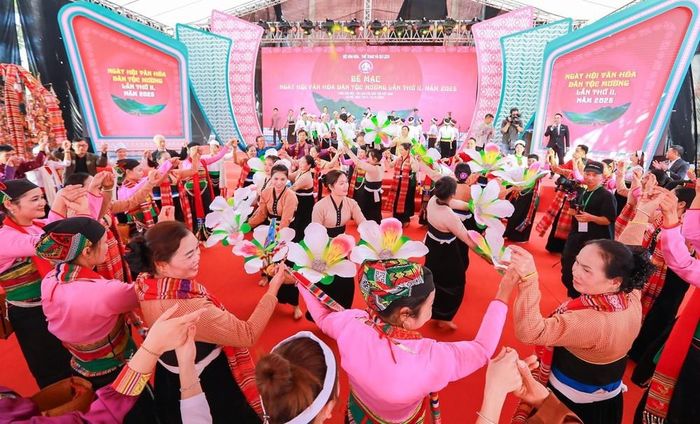 Các tiết mục nghệ thuật của đồng bào dân tộc Mường tại chương trình. Ảnh: Khánh Hòa - TTXVN
