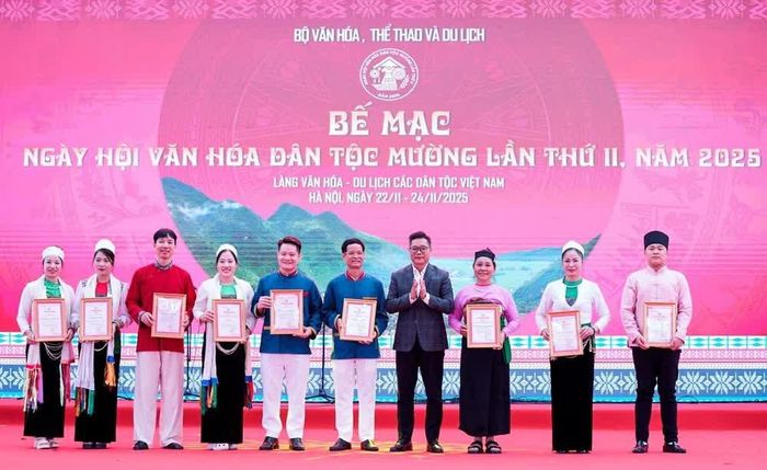 Trao 10 giải C cho các hạng mục tham gia Ngày hội Văn hóa dân tộc Mường lần thứ 2, năm 2025. Ảnh: Khánh Hòa - TTXVN