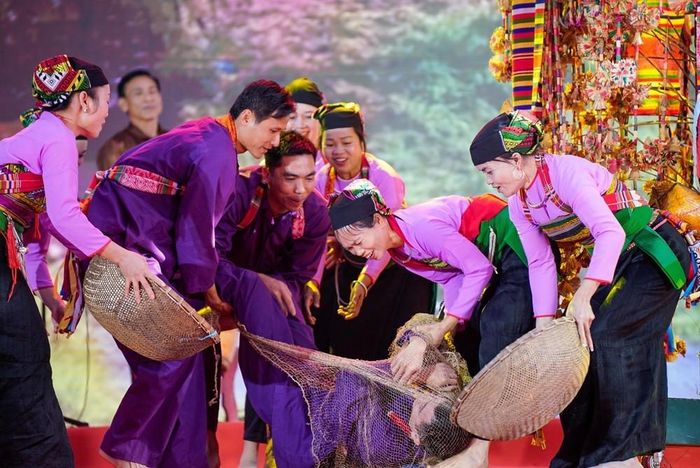 Trình diễn, giới thiệu trích đoạn Lễ hội pôồn pôông cộng đồng dân tộc Mường tỉnh Thanh Hóa. Ảnh: Khánh Hòa - TTXVN
