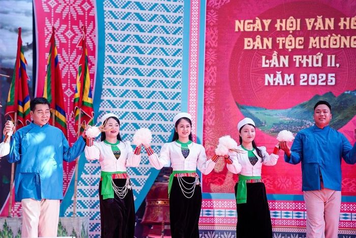 Các tiết mục nghệ thuật của đồng bào dân tộc Mường tại chương trình. Ảnh: Khánh Hòa - TTXVN