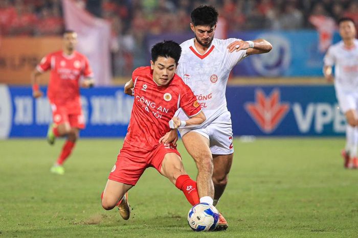 Đình Bắc vẫn đang nỗ lực tìm bàn thắng đầu tiên cho CAHN mùa này. Ảnh: Hoàng Linh