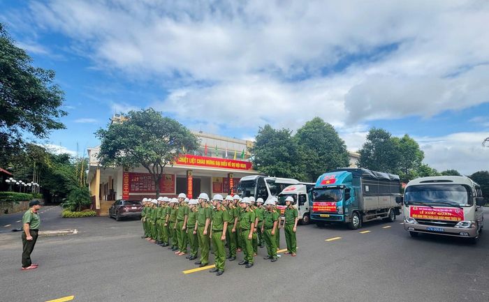 170 cán bộ, chiến sĩ và đoàn viên thanh niên xuất quân lên đường.