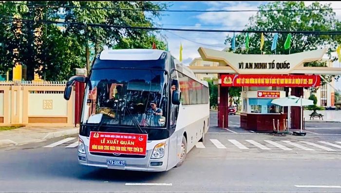 Chuyến xe chở các cán bộ, chiến sĩ công an lên đường làm nhiệm vụ.