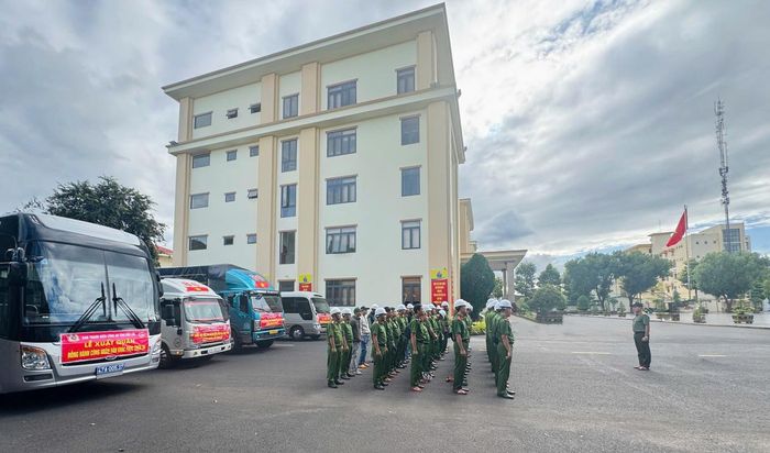 Lực lượng công an xuất quân đi hỗ trợ bà con vùng lũ phía Đông tỉnh Đắk Lắk.