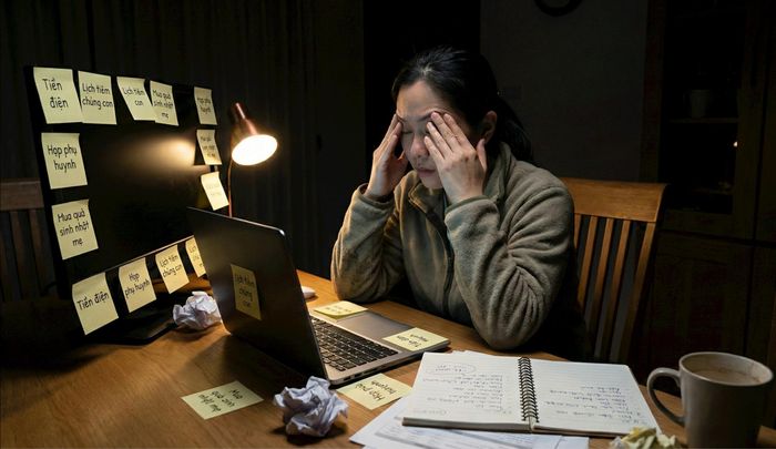 Sau giờ làm việc, người phụ nữ vẫn tiếp tục "ca làm việc thứ hai" tại nhà với vai trò "tổng quản gia", gánh vác hàng trăm đầu việc không tên trong tâm trí. Ảnh minh họa: AI