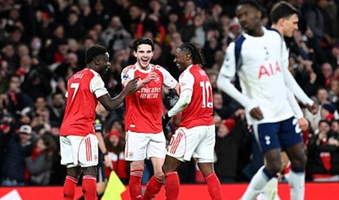 Hệ thống kiểm soát và pressing của Arsenal hỗ trợ rất nhiều cho Eze tỏa sáng.