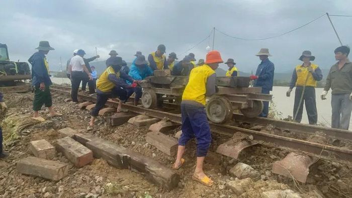 Công nhân đường sắt nỗ lực khắc phục sự cố hạ tầng tại khu vực Nam Trung Bộ. (Ảnh: VNR cung cấp)