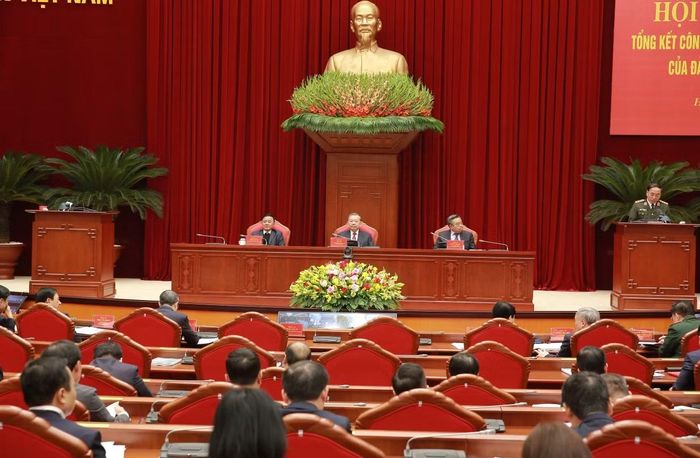 Thứ trưởng Trần Quốc Tỏ, Chủ nhiệm UBKT Đảng ủy Công an Trung ương phát biểu tham luận tại hội nghị.