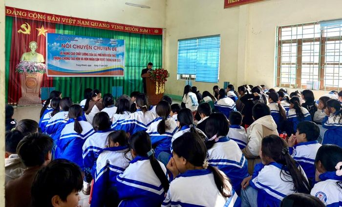 Nói chuyện chuyên đề về chính sách dân số và phòng, chống tảo hôn, hôn nhân cận huyết thống tại Trường THCS Lăng Hiếu.