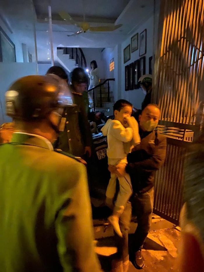  Lực lượng chức năng kịp thời hướng dẫn người dân thoát nạn an toàn
