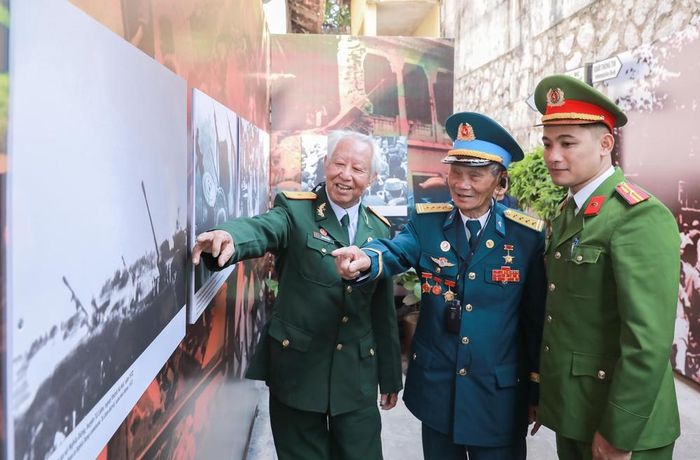 Trưng bày chuyên đề “Khát vọng hòa bình” thu hút sự quan tâm của khách tham quan. Ảnh: Phan Phương – TTXVN