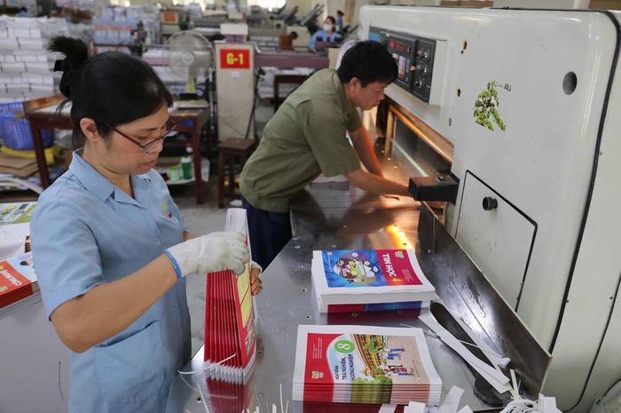 Nhà xuất bản Giáo dục Việt Nam đang tổng hợp số liệu để tiến hành cung ứng sách giáo khoa cho các tỉnh: Đắk Lắk, Gia Lai, Khánh Hòa, Quảng Ngãi và Lâm Đồng. Ảnh: Thanh Tùng - TTXVN