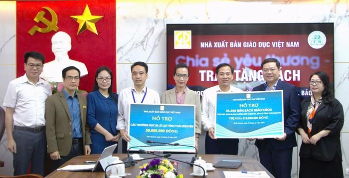 Trước đó, NXB Giáo dục Việt Nam đã trao tặng, hỗ trợ SGK cho nhiều tỉnh thành bị ảnh mưa lũ như Thái Nguyên, Tuyên Quang, Điện Biên... Ảnh: TTXVN phát