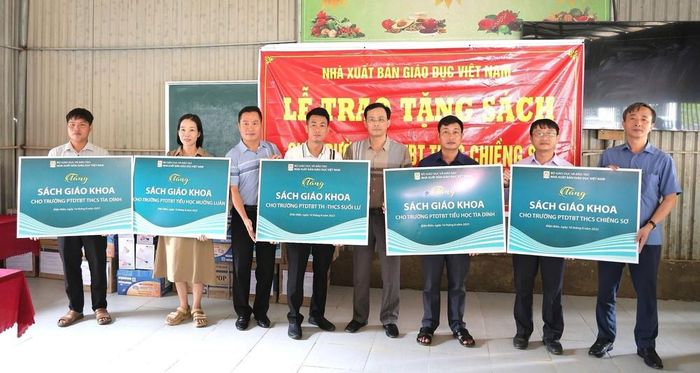 Trước đó NXB Giáo dục Việt Nam đã trao tặng, hỗ trợ SGK cho nhiều tỉnh thành bị ảnh mưa lũ như Thái Nguyên, Tuyên Quang, Điện Biên... Ảnh: TTXVN phát