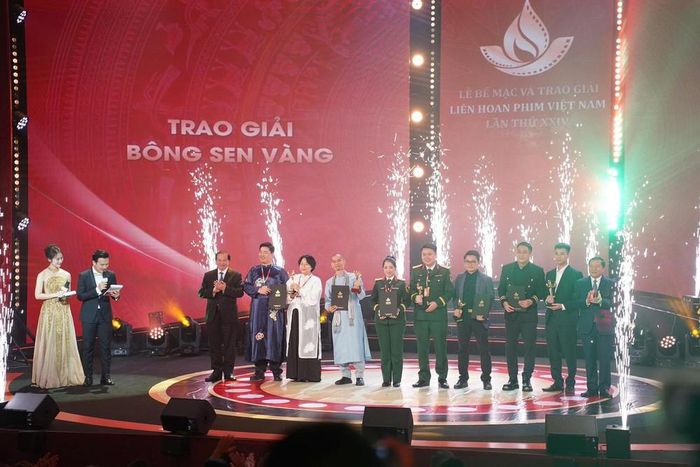 Đại diện các bộ phim nhận giải Bông sen vàng. Ảnh: Bộ Văn hóa, Thể thao và Du lịch