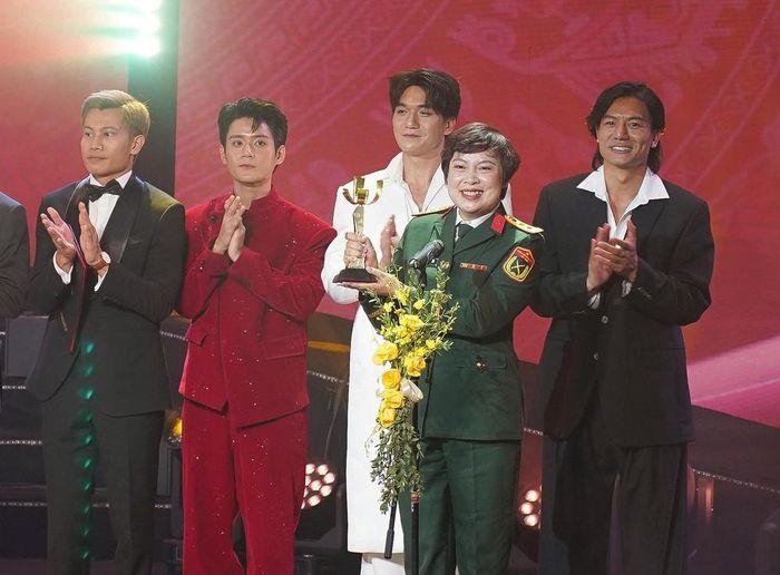Đạo diễn Đặng Thái Huyền phát biểu cảm xúc khi "Mưa đỏ" nhận giải Bông sen vàng. Ảnh: Bộ Văn hóa, Thể thao và Du lịch