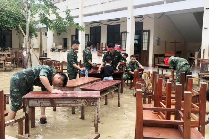 Bộ đội Quân khu 5 vệ sinh trường học, lau chùi bàn ghế để các trường học vùng lũ Đắk Lắk sớm đón học sinh trở lại trường.