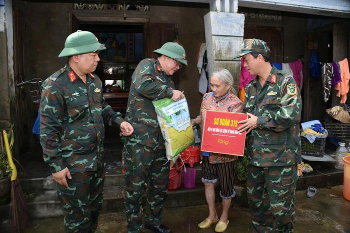 Đại diện Sư đoàn 315 tặng quà cho người dân vùng lũ xã Hòa Thịnh, tỉnh Đắk Lắk.
