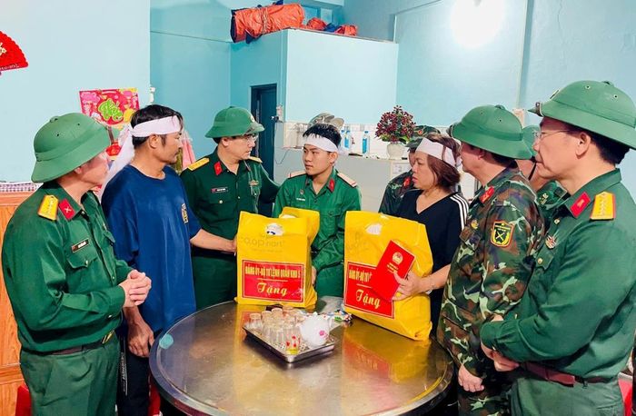 Đoàn công tác Quân khu 5 thăm hỏi, động viên gia đình chiến sĩ Lê Hoài Nam, người có hai em gái tử vong trong vụ sạt lở.