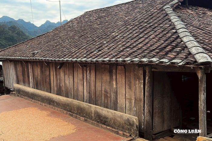 Mái ngói âm dương đặc trưng của dân tộc Tày.