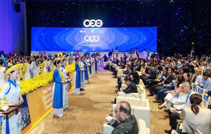 Nghi thức dâng trà, mời trà do Thương hiệu Trà Đôi Dép phối hợp cùng thực hiện đã mở lối cho cuộc đối thoại giữa hơn 500 lãnh đạo, CEO, chuyên gia quốc tế
