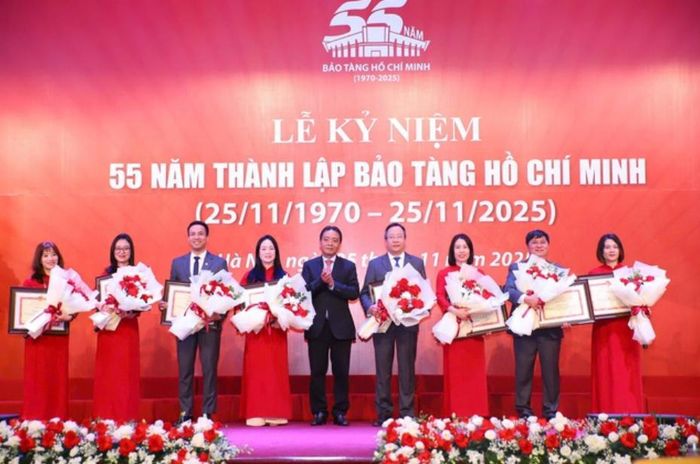 Thứ trưởng Bộ VH&TTDL Hoàng Đạo Cương khen thưởng cho các tập thể và cá nhân của Bảo tàng Hồ Chí Minh có thành tích xuất sắc. Ảnh: Bộ VH&TTDL