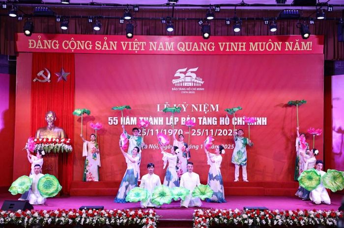Tiết mục nghệ thuật đặc sắc tại Lễ kỷ niệm 55 năm thành lập Bảo tàng Hồ Chí Minh. Ảnh: Báo Văn hóa