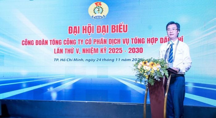 Đồng chí Nguyễn Mạnh Kha - Phó Chủ tịch thường trực Công đoàn Petrovietnam ghi nhận và biểu dương những kết quả, nỗ lực và tinh thần trách nhiệm của đội ngũ cán bộ, đoàn viên, người lao động PETROSETCO.