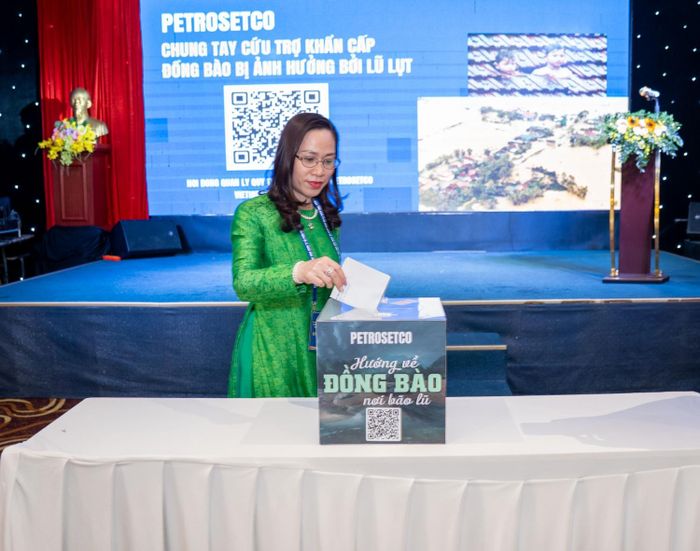 Ngay tại Đại hội Công đoàn PETROSETCO, các đại biểu và khách mời đã trực tiếp ủng hộ đồng bào vùng bị ảnh hưởng bởi mưa lũ.