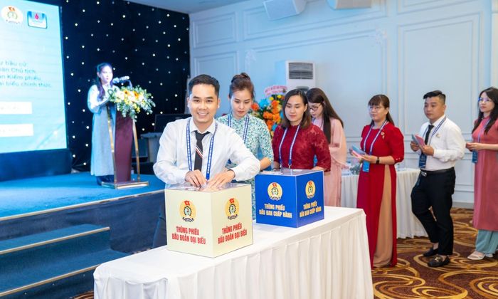 Các đại biểu bỏ phiếu bầu Ban Chấp hành Công đoàn PETROSETCO khóa mới và đoàn đại biểu tham dự Đại hội Công đoàn Petrovietnam.