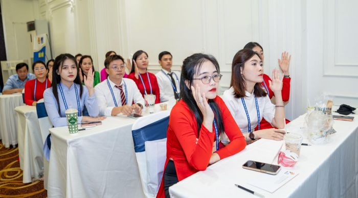 Các đại biểu biểu quyết thông qua chương trình Đại hội.