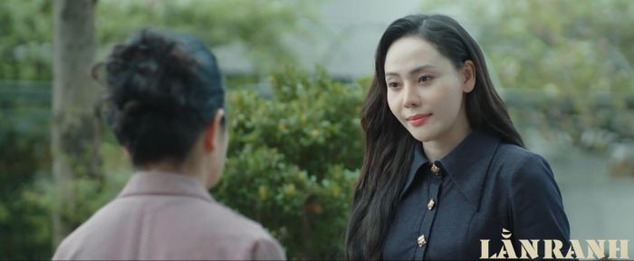 Bà Phước đại diện cư dân chất vấn chủ đầu tư về việc chậm trễ cấp sổ hồng.