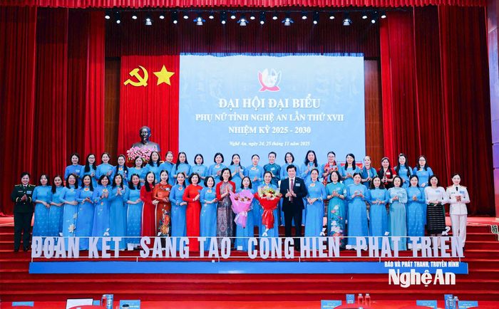 Đồng chí Nguyễn Thị Minh Hương - Phó Chủ tịch Trung ương Hội LHPN Việt Nam và đồng chí Nguyễn Đình Hùng - Ủy viên Ban Thường vụ Tỉnh ủy, Phó Chủ tịch Thường trực Ủy ban MTTQ Việt Nam tỉnh tặng hoa chúc mừng Ban Chấp hành Hội LHPN tỉnh khóa XVII, nhiệm kỳ 2025 – 2030. Ảnh: Mai Hoa