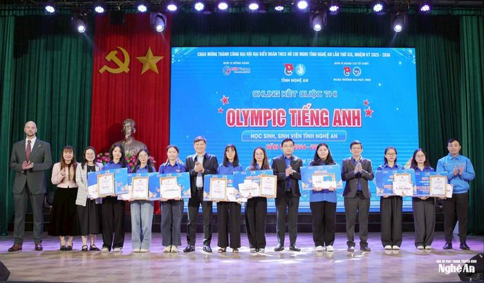 Các thí sinh đoạt giải và đại diện Ban Tổ chức cuộc thi. Ảnh: Thanh Quỳnh