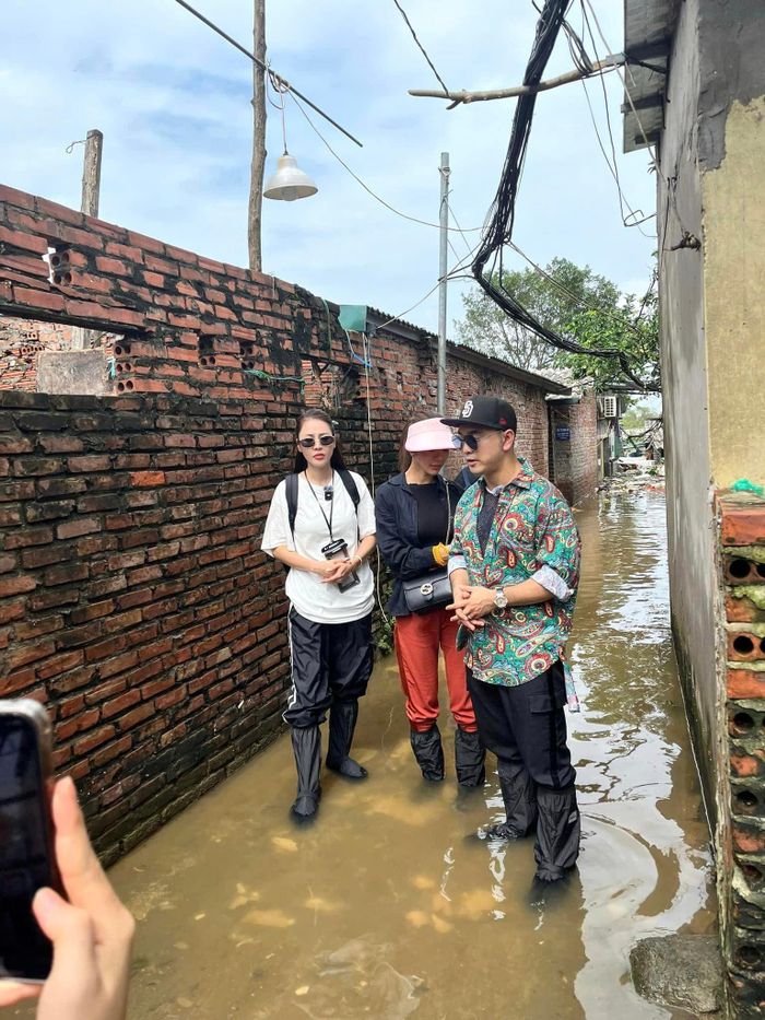 Vợ chồng Ưng Hoàng Phúc vướng tranh cãi khi đi làm từ thiện ở địa điểm trung tâm thành phố Hà Nội vào tháng 9/2024