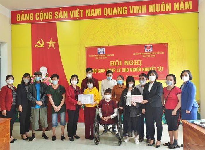 Bên cạnh việc cung cấp dịch vụ pháp lý miễn phí, Trung tâm thường xuyên quan tâm, tặng quả cho người khuyết tật, người yếu thế trên địa bàn.