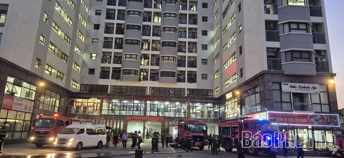 Người dân khu nhà ở xã hội Sao Vàng, phường Hòa Bình hào hứng tham gia buổi trải nghiệm thực hành PCCC&CNCH