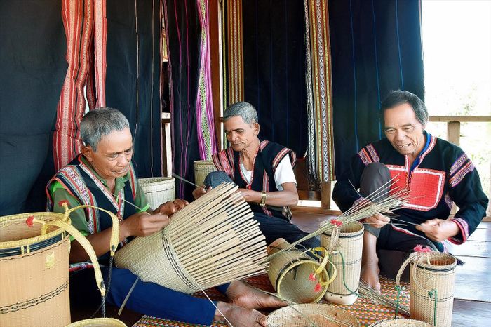 Phát triển nghề đan lát gắn với du lịch nông thôn đem lại thu nhập bền vững cũng như bảo tồn giá trị văn hóa đặc sắc của các dân tộc. Nguồn: DTPT