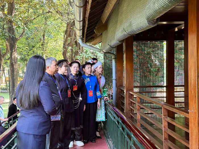 Đoàn đại biểu dân tộc thiểu số tiêu biểu tỉnh tham quan Nhà sàn Bác Hồ, Khu Di tích Chủ tịch Hồ Chí Minh tại Phủ Chủ tịch.