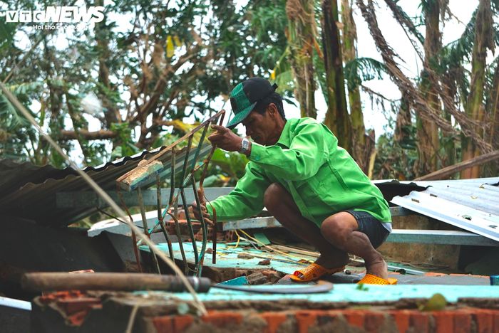 Gia sản gây dựng cả đời người nay đổ sập dưới chân. Mất tất cả, họ sống sót nhưng không biết bắt đầu lại bằng cách nào.