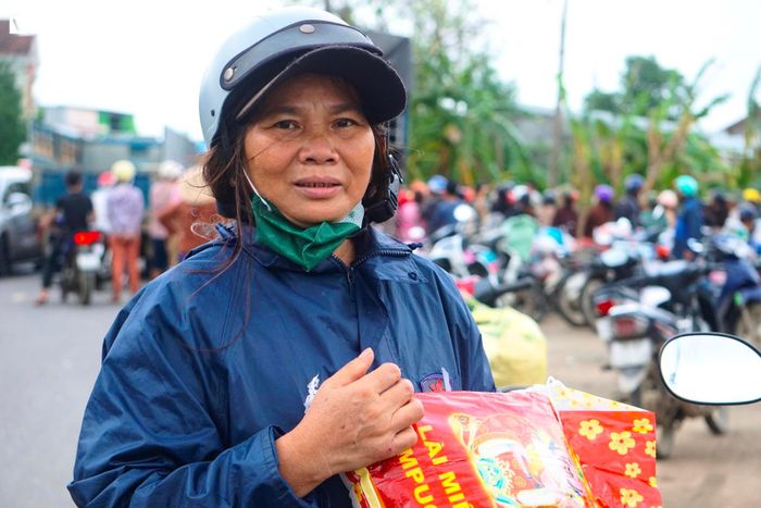 Cô Nguyễn Thị Kim Hoa (55 tuổi) xếp hàng từ sáng sớm khi nghe thông tin có đoàn thiện nguyện tới phát gạo: "Giờ có được túi gạo là mừng lắm, chứ lúa ngâm nước mọc mầm hư hết rồi".
