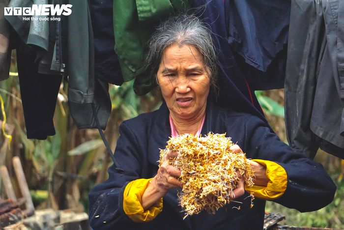 Bà Lụa nhặt nhạnh những gì còn sót lại. Những vật dụng tưởng nhỏ bé giờ trở thành tài sản duy nhất còn giữ được: Chiếc nồi méo, mớ lúa đã mọc mầm... 