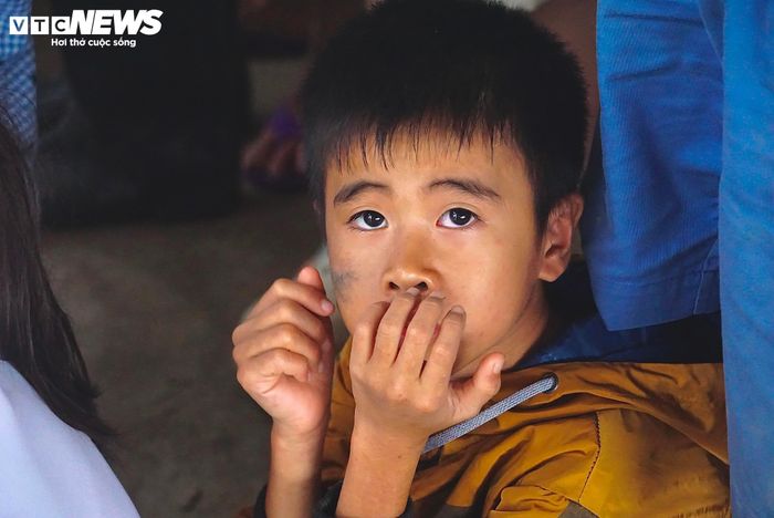 Ánh mắt trẻ con đầy hoang mang. Tuổi thơ bị cắt ngang, không biết bao giờ các em mới thôi bị ám ảnh.