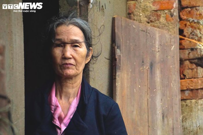 Bà Trần Thị Lụa (71 tuổi), thất thần vì mất sạch, nỗi đau bế tắc hiện rõ trong ánh mắt. Dù vậy, bà vẫn cảm thấy may mắn vì được sống.