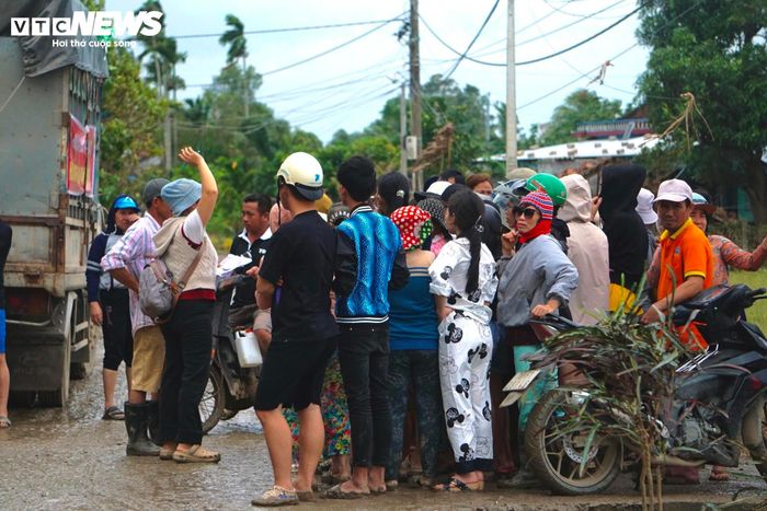 Với họ, đây là nơi bấu víu duy nhất trong thời điểm vô vàn khó khăn hậu lũ.